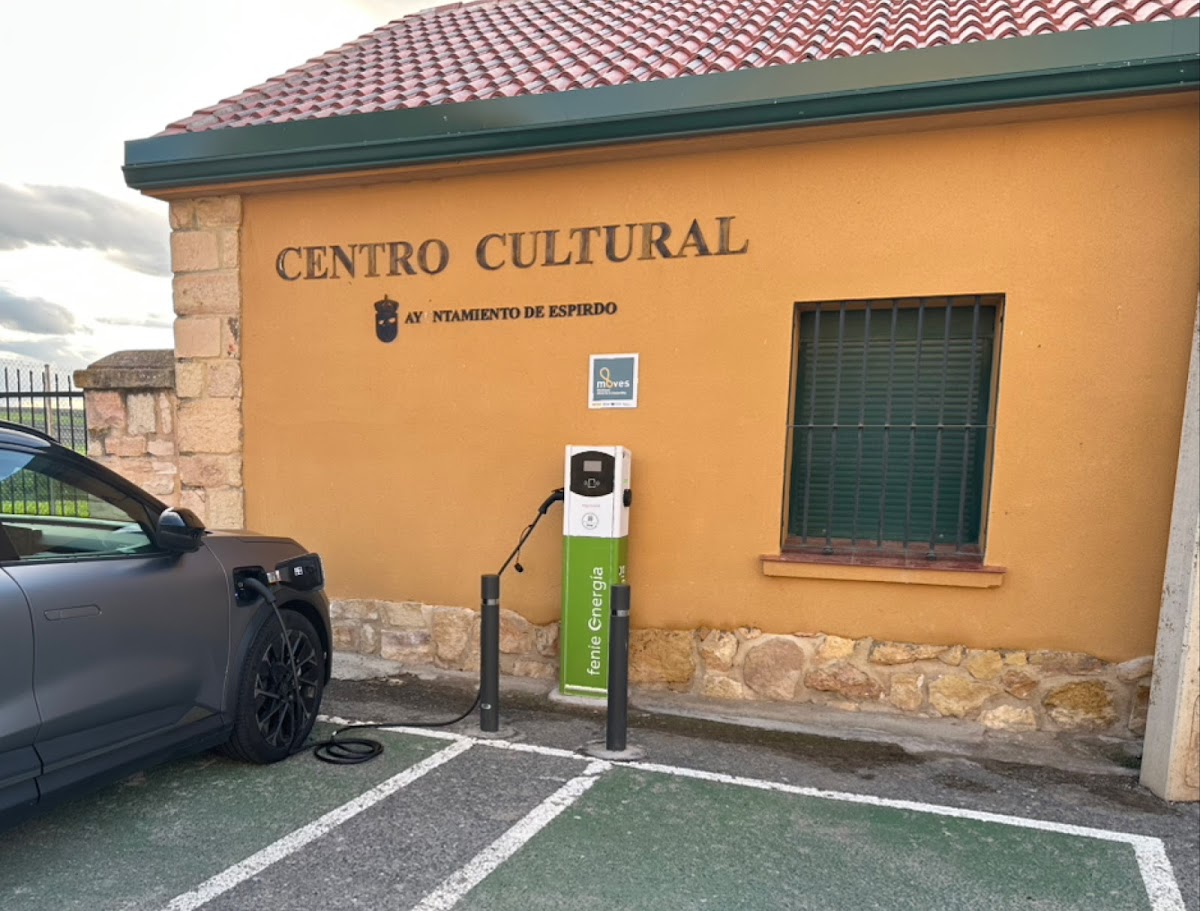 Punto de carga Feníe Energía